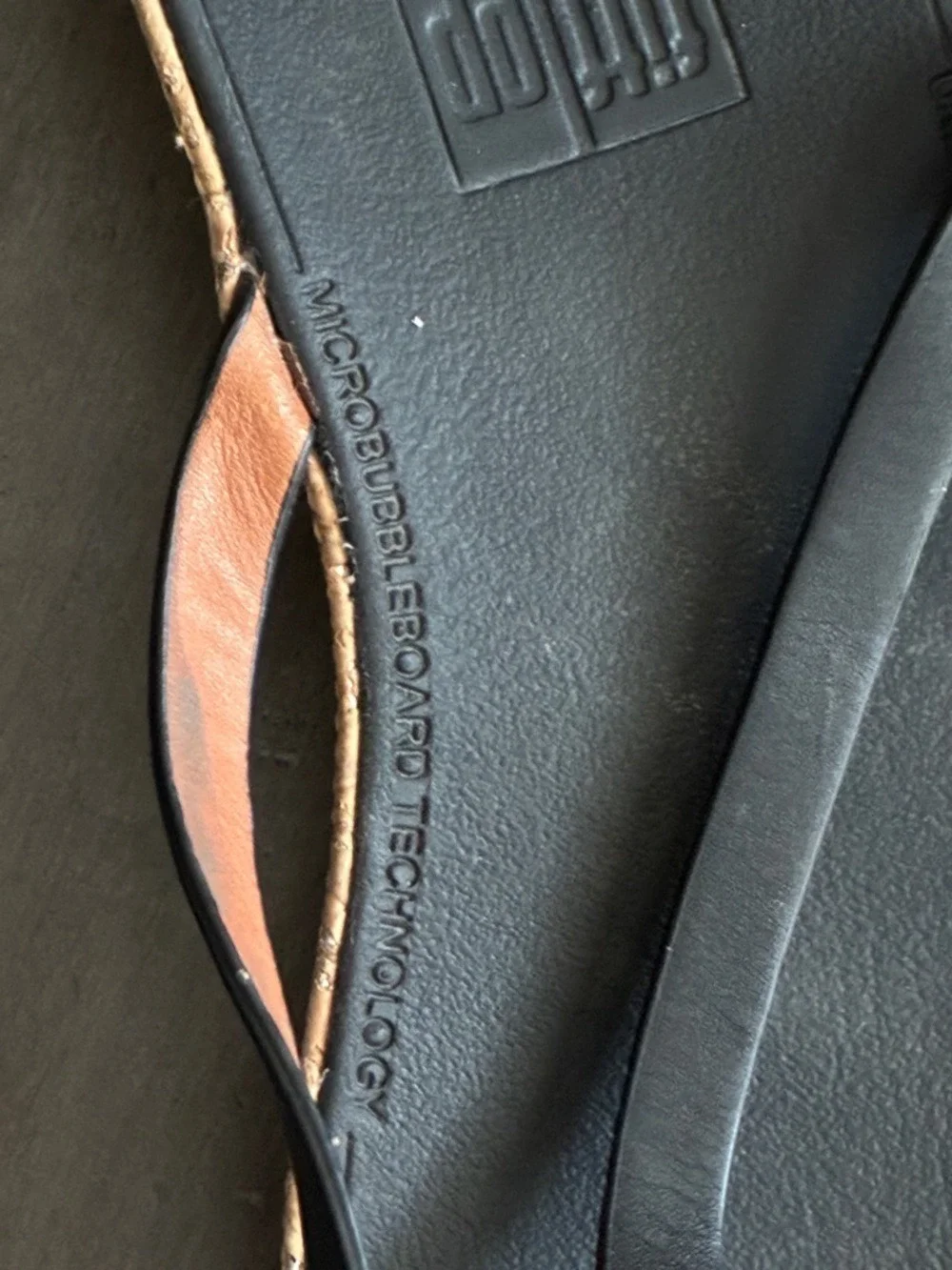 FitFlop Linny Toe-Post Thong Sandals in Black Leather - Size 10